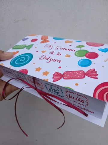Caja personalizada ilustrada con caramelos, atada con una cinta